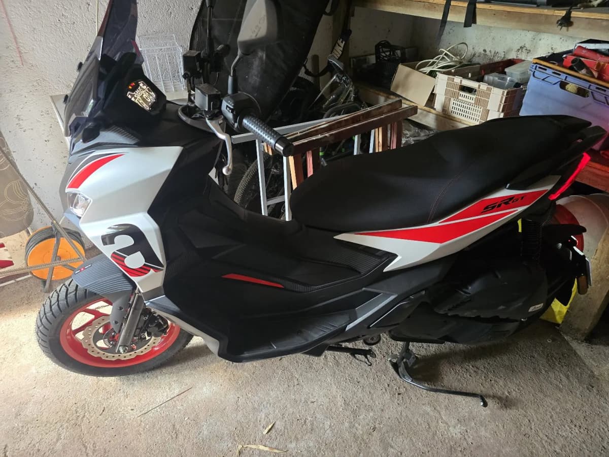 Photo de l'annonce : Scooter Aprilla Sr GT 125 cc sport blanc — Bandrele (Véhicules)