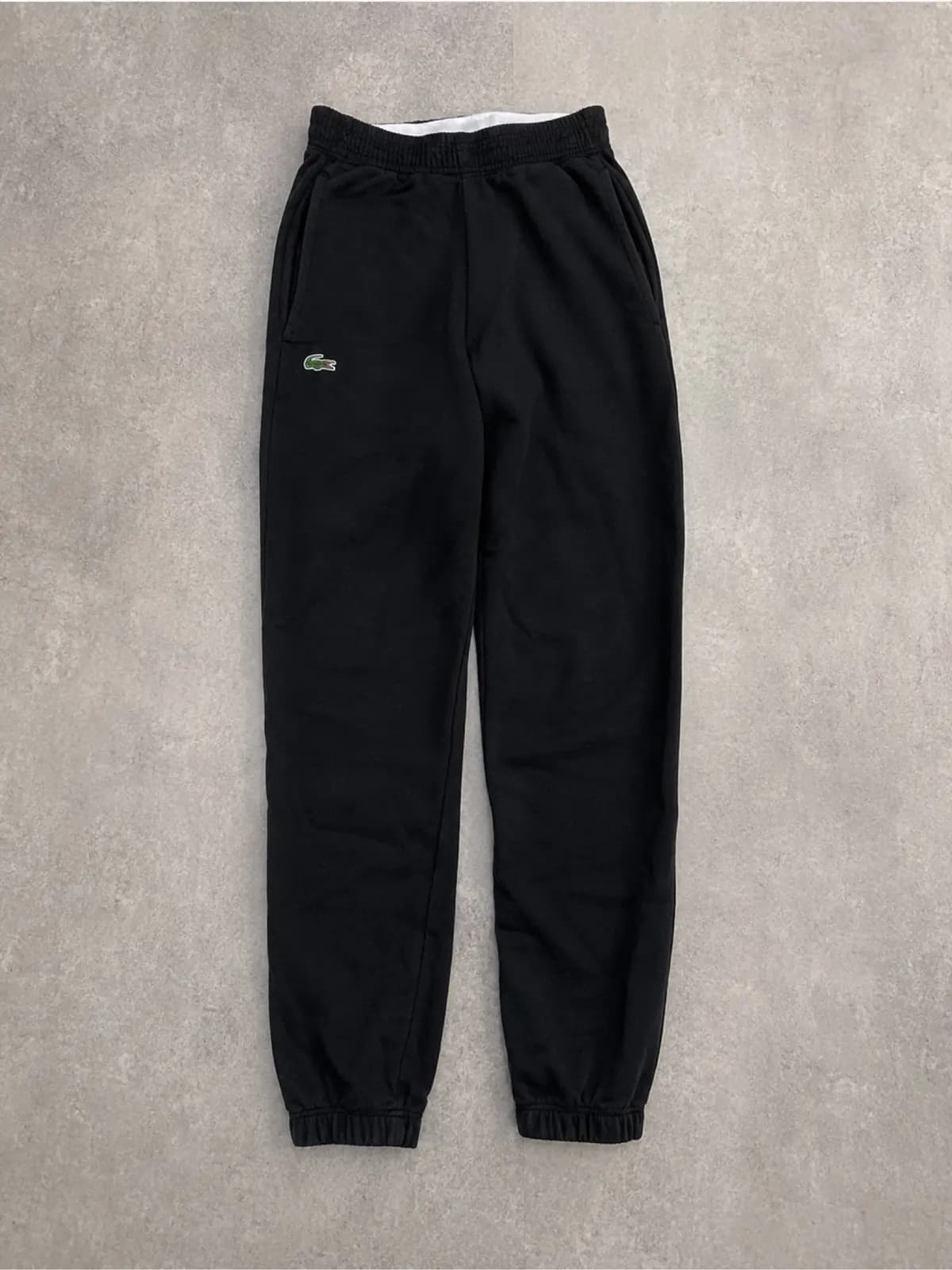Photo de l'annonce : Pantalon de survetement lacoste — Bandrele (Mode)