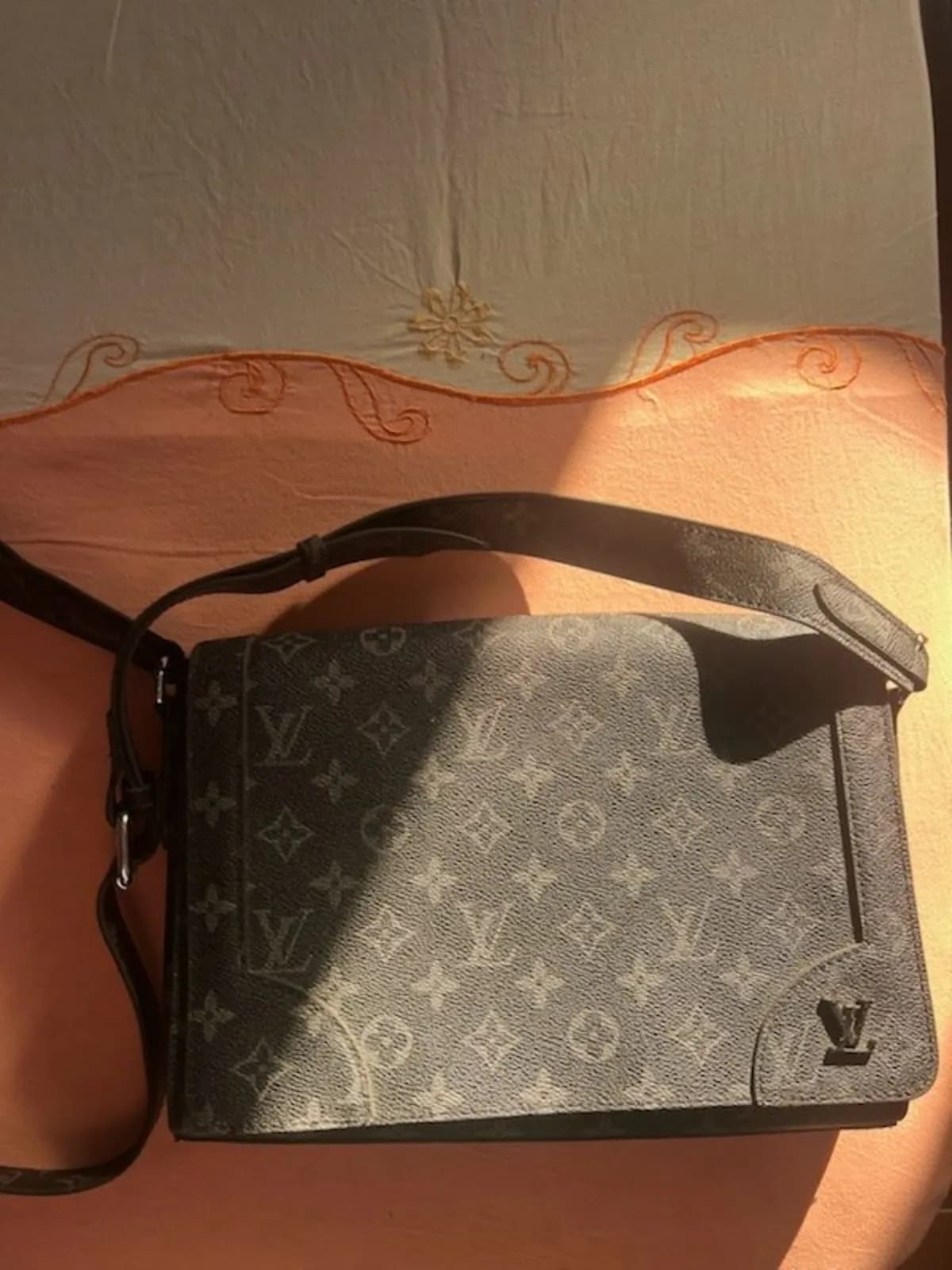 Photo de l'annonce : Sac bandoulière noir à motifs monogramme — Boueni (Mode)