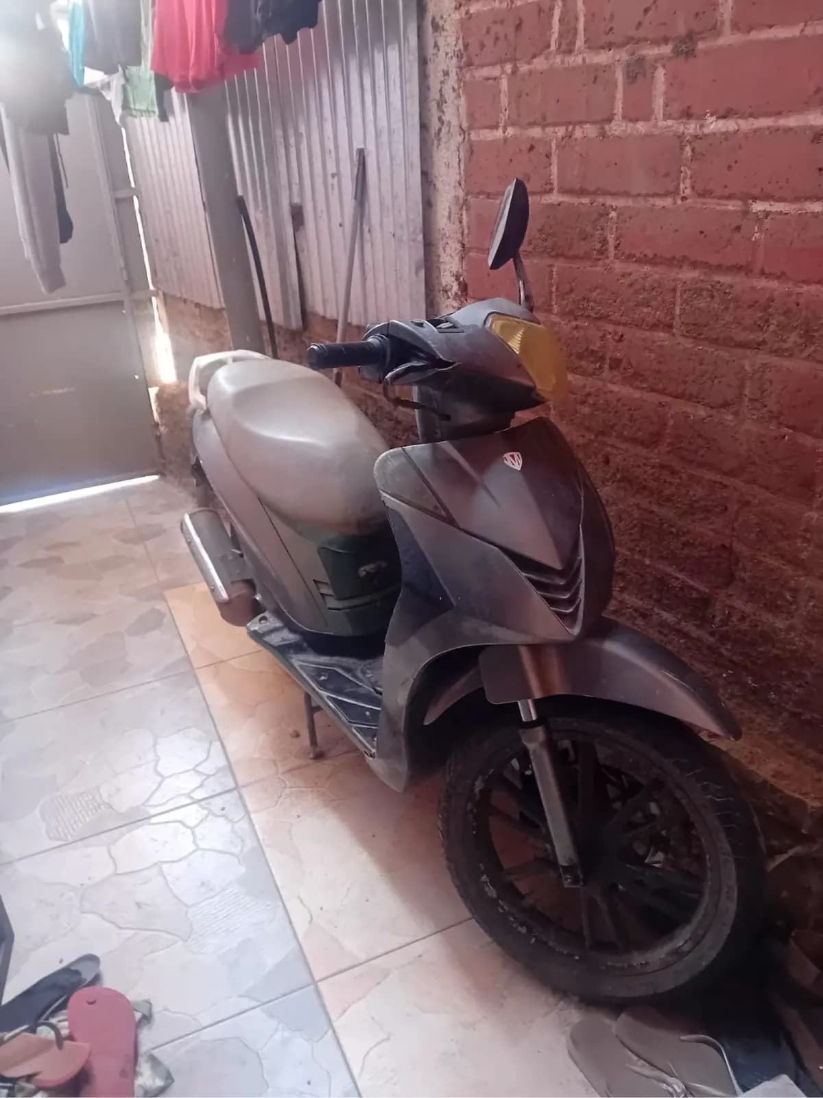 Photo de l'annonce : Scooter 125cc gris – démarre et roule – problème électrique (régulateur) – 600 € — Mamoudzou · Kawéni (Véhicules)