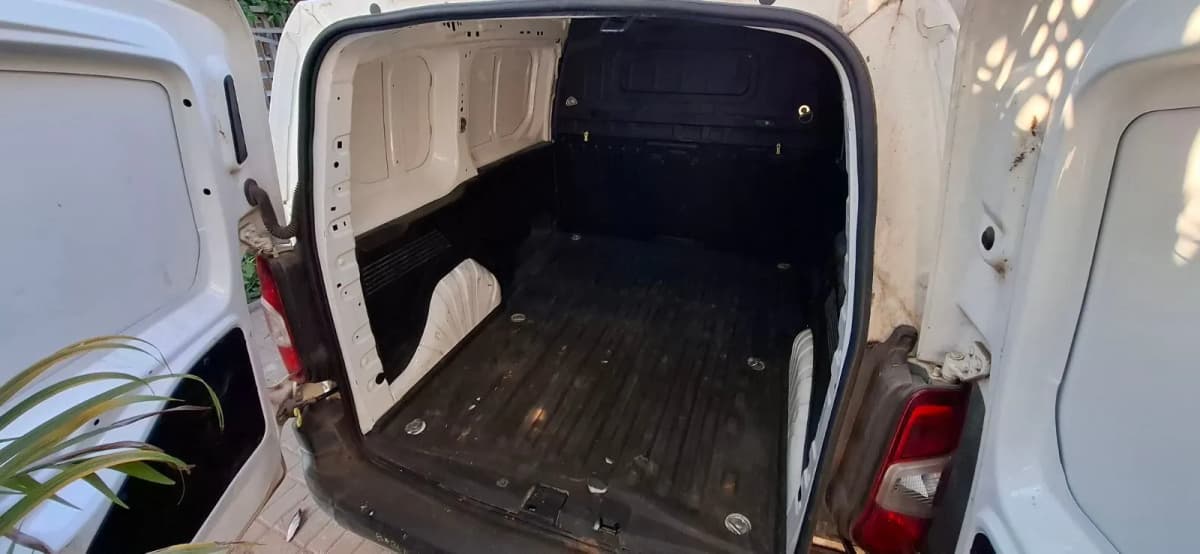 Photo de l'annonce : PEUGEOT PARTNER - FAIBLE KILOMETRAGE — Mamoudzou · Kavani (Véhicules)
