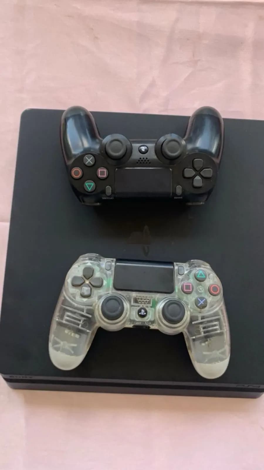 Photo de l'annonce : PS4 Slim - 500 Go / 1 To + 2 Manettes Officielles — Sada (Loisirs)