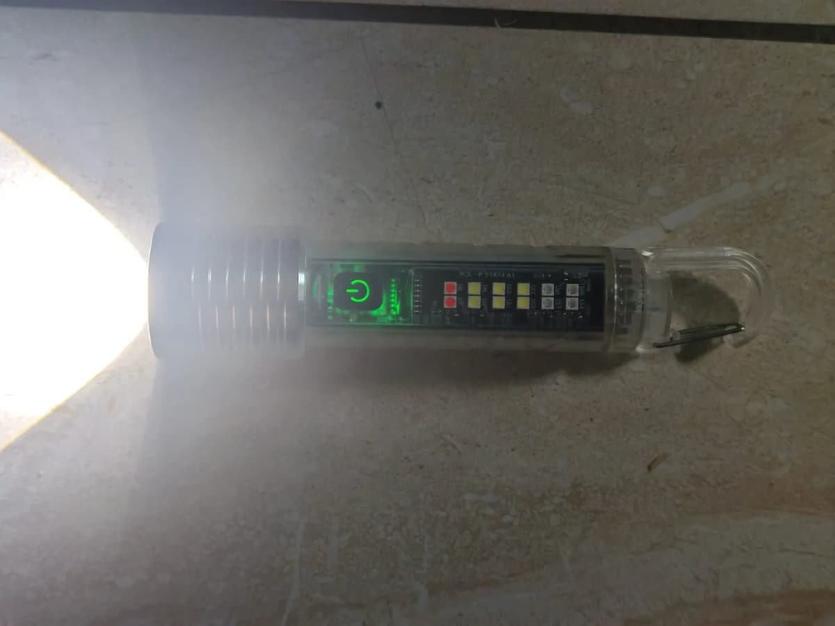 Photo de l'annonce : Lampe électrique rechargeable — Dembeni · Tsararano (Loisirs)