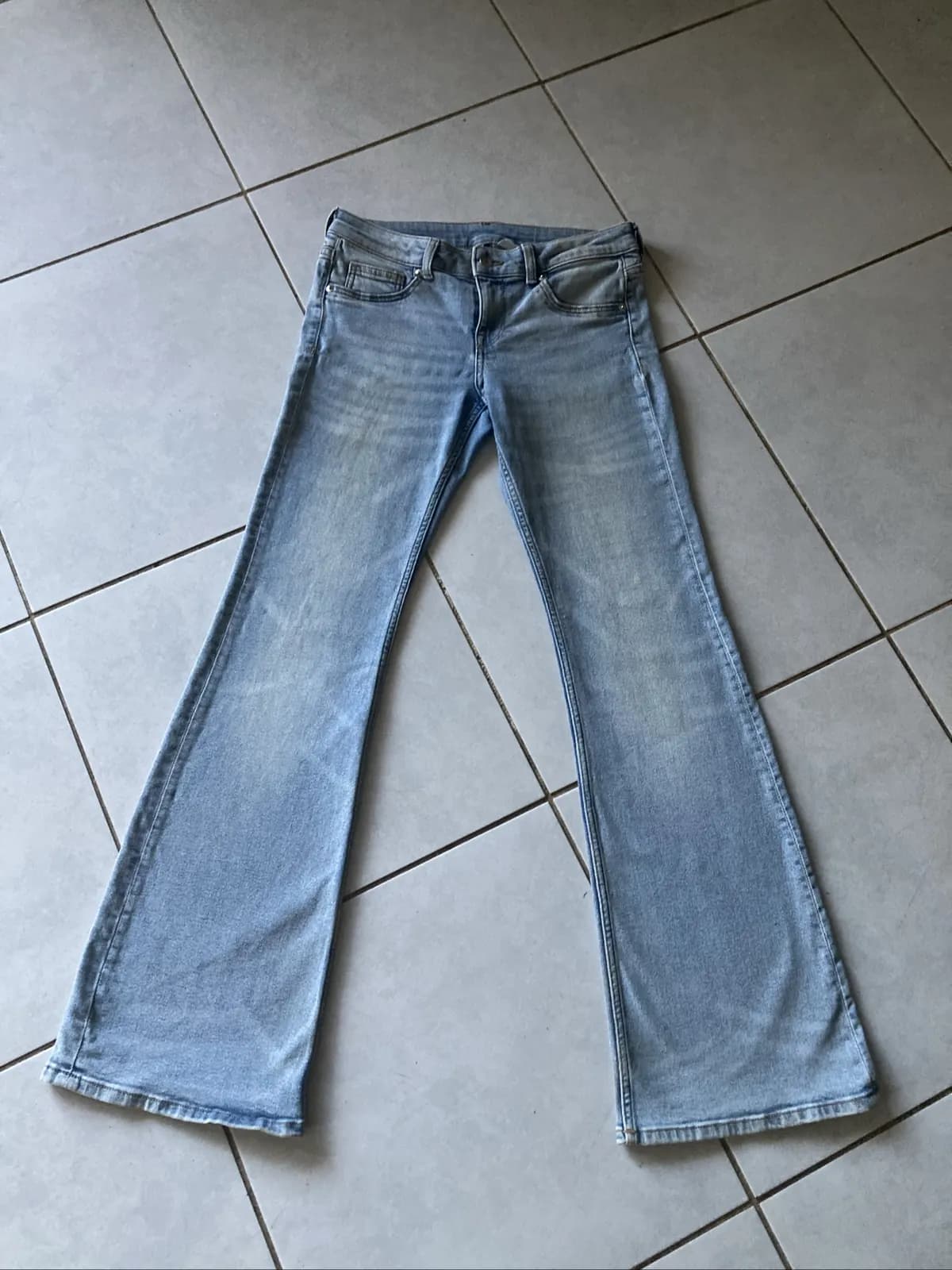 Photo de l'annonce : Jean flare bleu femme — Sada (Mode)