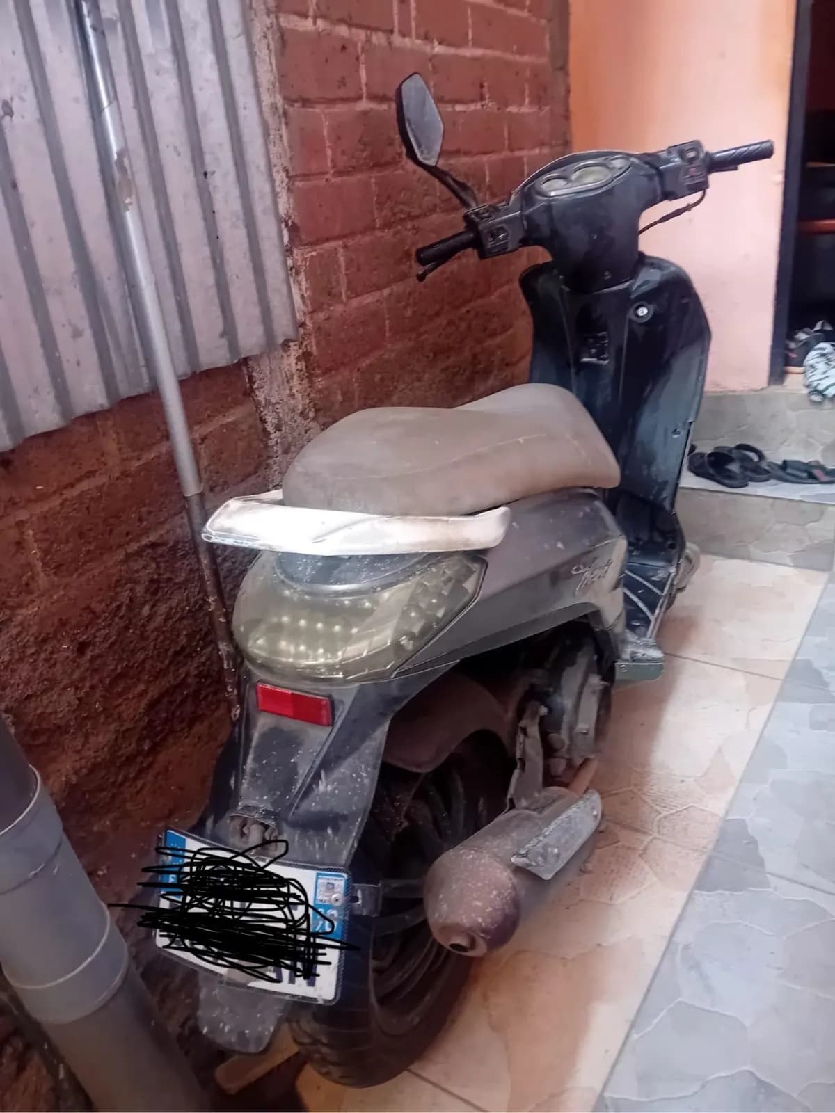 Photo de l'annonce : Scooter 125cc gris - démarre et roule - problème électrique (régulateur) 400€ — Mamoudzou · Kawéni (Véhicules)