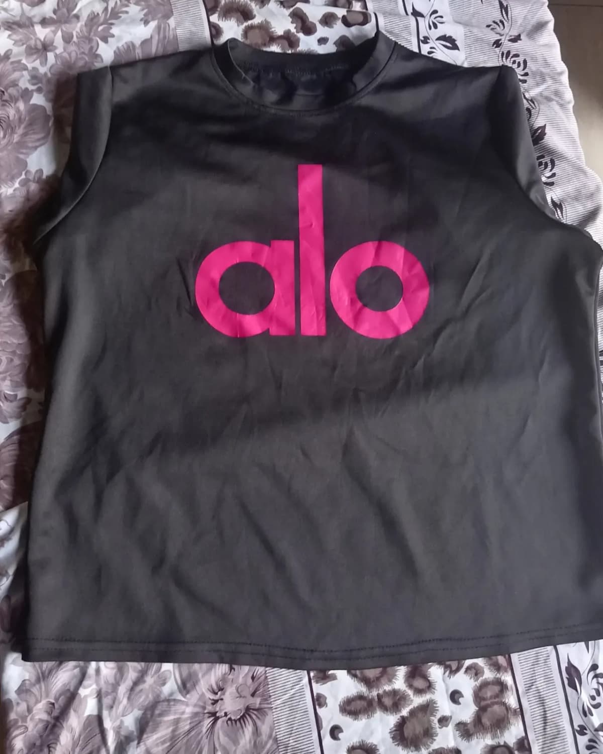 Photo de l'annonce : Ensemble Sportif T-shirt/Pent Marque Alo Yoga – Noir et Rose — Mamoudzou · Tsoundzou 2 (Mode)
