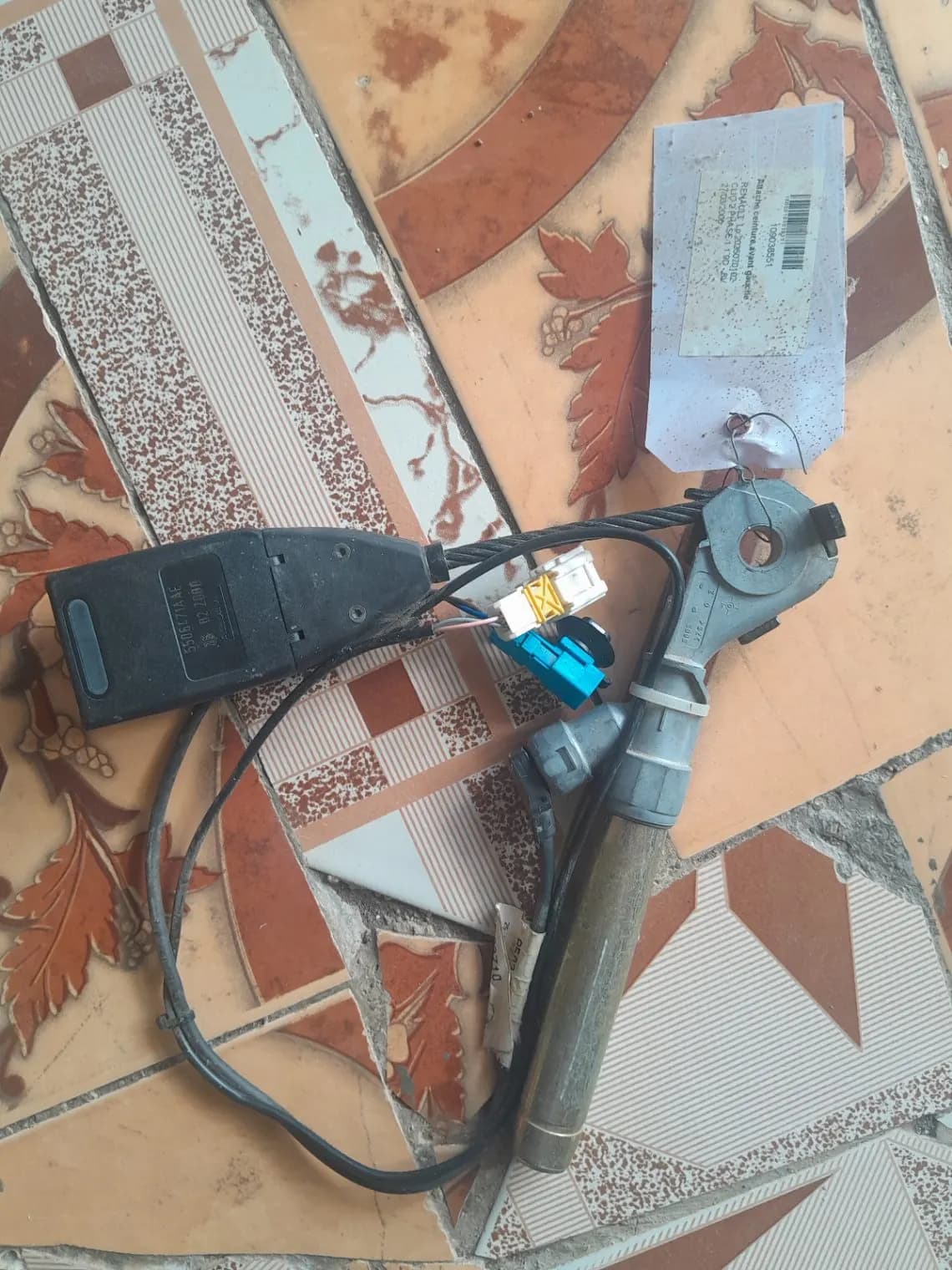 Photo de l'annonce : Attaché ceinture clio2 avant gauche — Dzaoudzi (Véhicules)