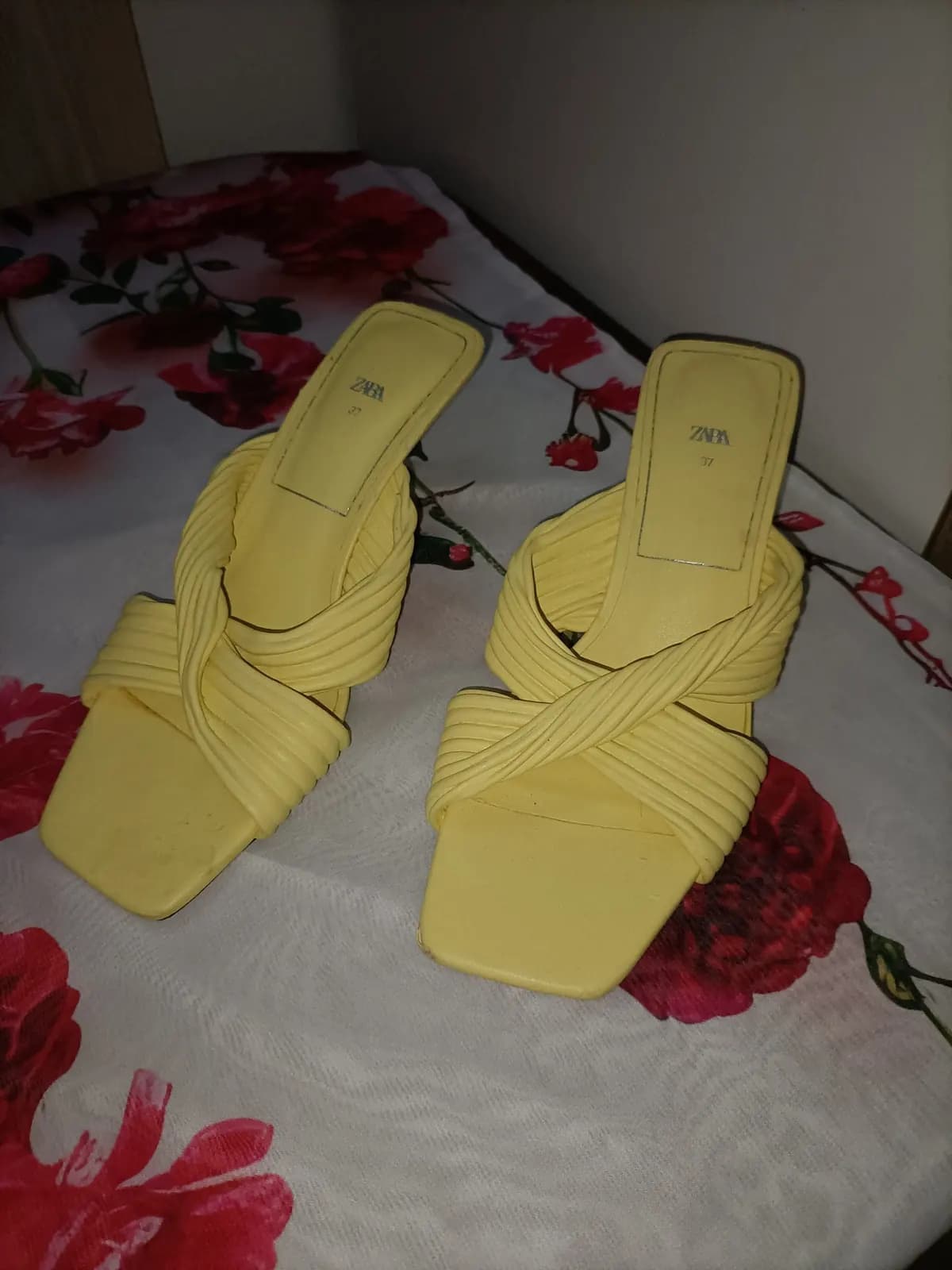 Photo de l'annonce : Chaussures jaunes à petits talons — Chirongui (Mode)