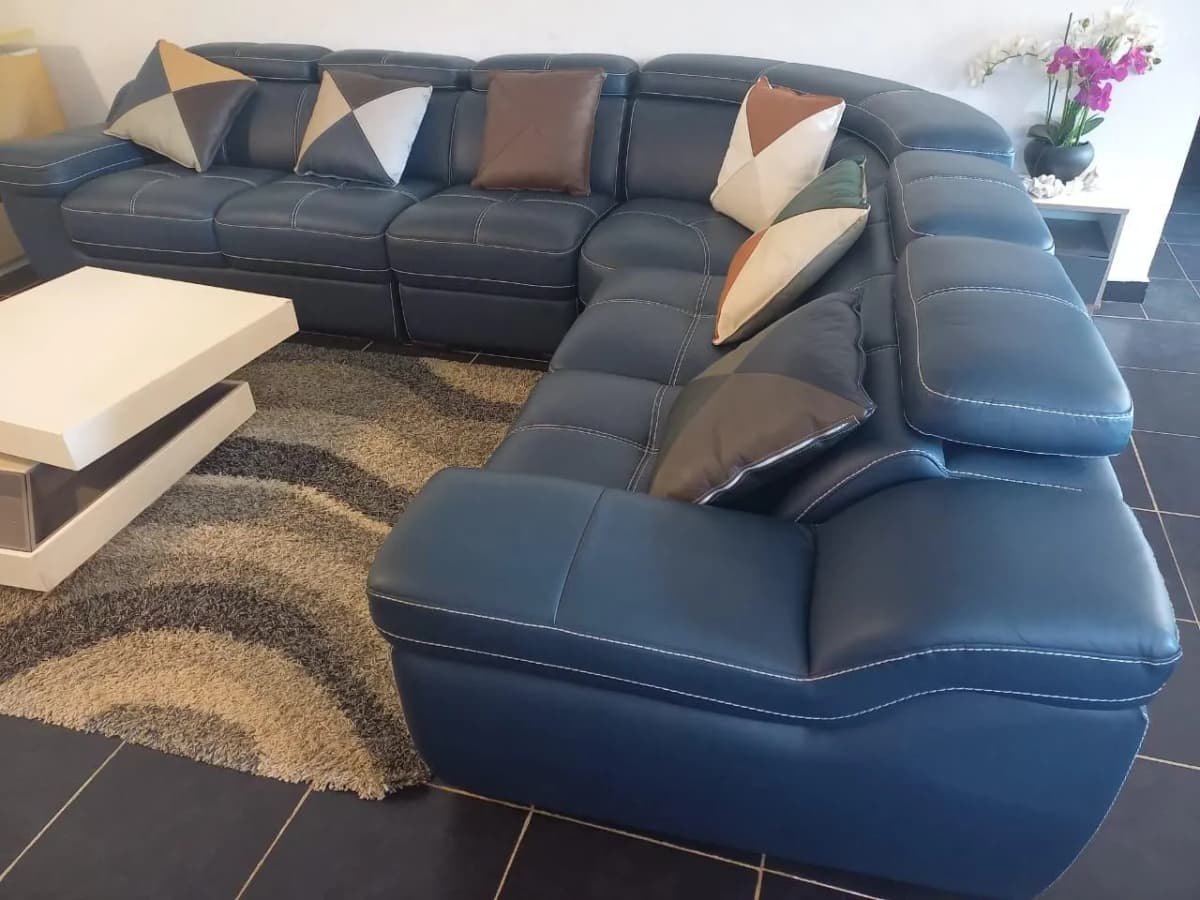 Photo de l'annonce : Canapé d’angle en CUIR VERITABLE – grande taille – très confortable — Kani-Keli (Maison)